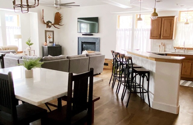 Beautiful, Spacious Moose Lodge Condo! 2 Blocks from PCMR!
