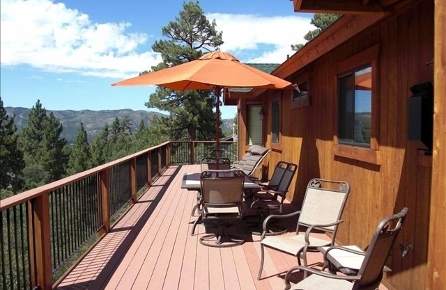 Beautiful/Spacious Cabin! Hot Tub, Pool Table, Bar, Dartboard. Tesla charger