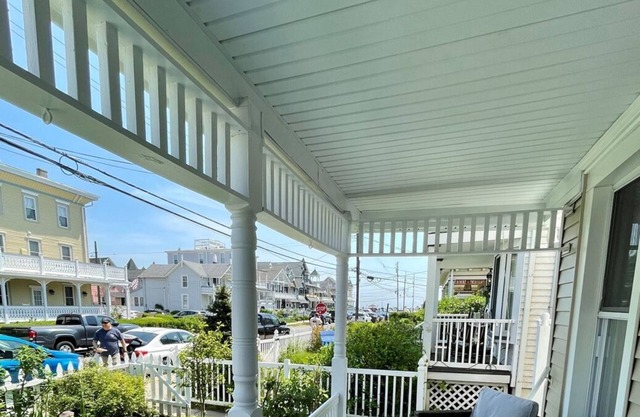 Beautiful, Spacious, Updated Victorian - One BLK from beach!