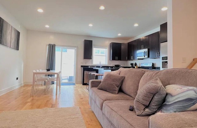 Beautiful spacious 8 bed 5.5 bath near Center Cityn