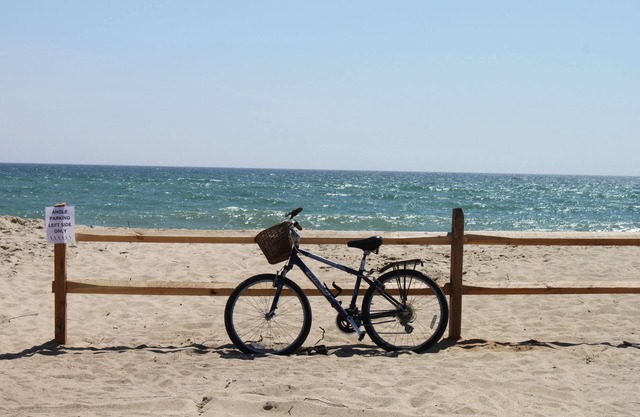 Beautiful spot by the beach for your vacation in this Madaket Townhouse.