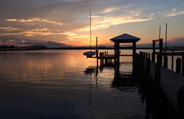 Beautiful St. Johns River Home. Walk To Town-Bring Your Boat Or Jetski!