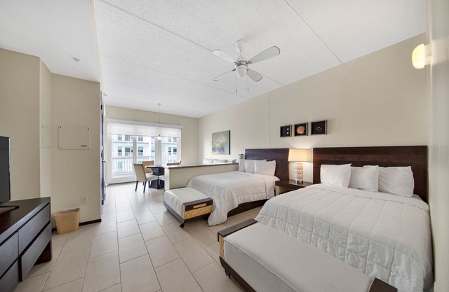 Beautiful Studio 2 Full Size Beds with Kitchenette
