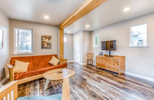 Beautiful storage container home w/Columbia Gorge views & prime location