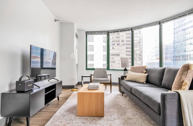 Beautiful Streeterville 1BR w/Deck & Pool, walk to Beach, by Blueground