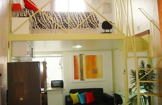 Beautiful Studio Steps from the Cinelandia Metro and VLT, WiFi, Air Cond, TV, etc.