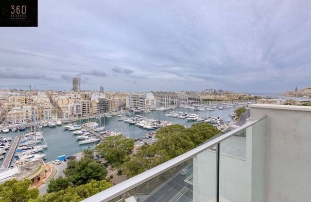 Beautiful, stunning 3BR home, opposite the harbour