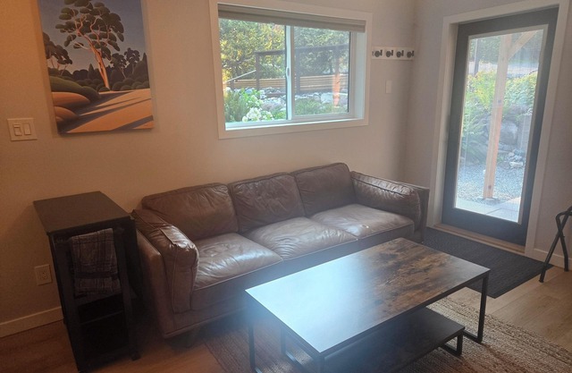 Beautiful suite in North Saanich. Close to Buchart Gardens, airport and ferries.