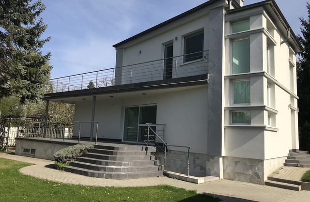 Beautiful Summer Vacation Home With 5 Bedrooms ~ Sleeps Up To 10