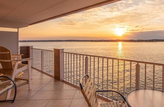 Beautiful Sunsets are Waiting for You at This Amazing 2 BR 2 BA Unit W/Pool!