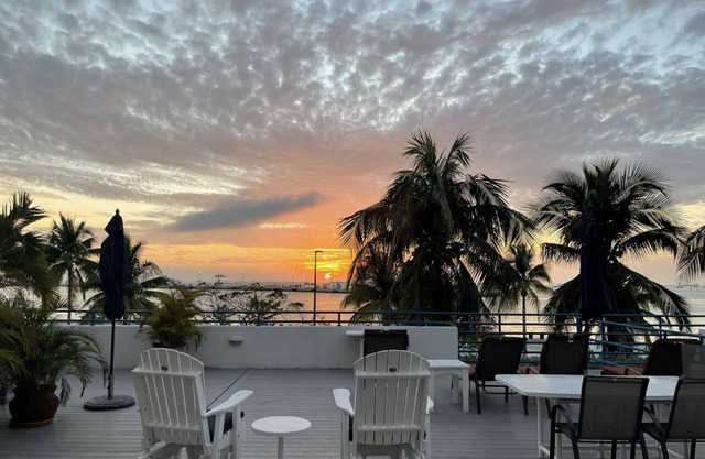 Beautiful sunsets! Harbour Place, Truman Annex. Walk or bike to everything!