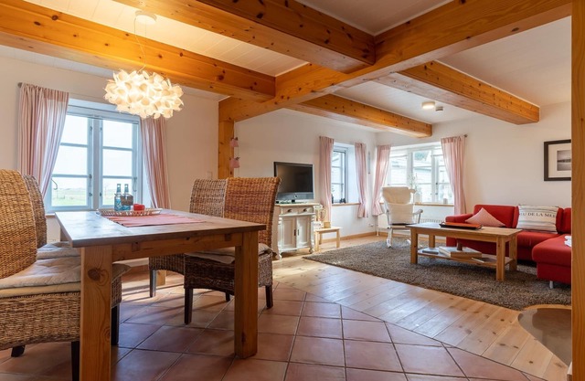 Beautiful thatched cottage with spacious fenced garden for 4 pers.