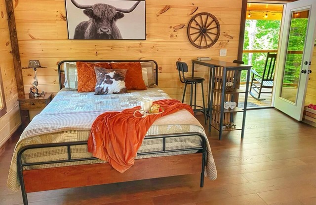 Beautiful tiny cabin in anforest setting. Only 25 minutes to Pigeon Forge.