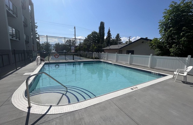 Beautiful Top Floor Condo Okanagan Lake View w/pool