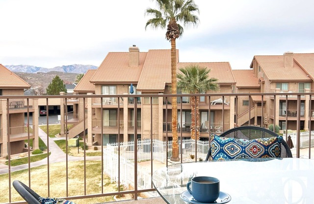 Beautiful top floor penthouse - 2 bedroom 2 bath condo, Sports Village- sleeps 8