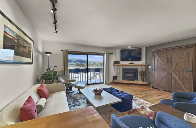 Beautiful Townhouse, Gorgeous Views, King Bed, Private Deck, Hot Tub - 732B