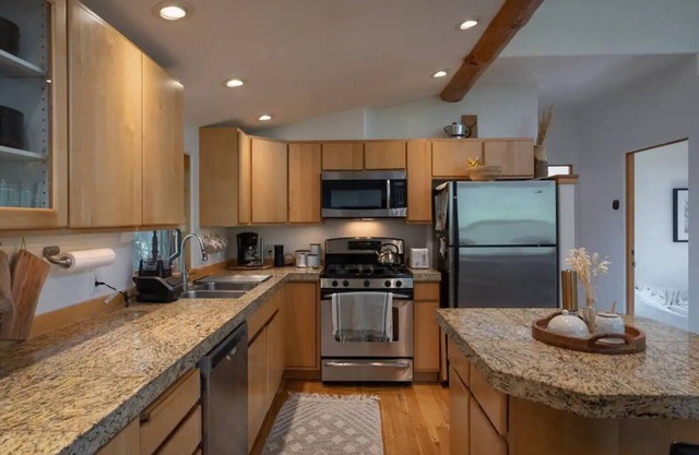 Beautiful Treehouse Retreat in Ketchum/Sun Valley. Hot Tub and nearby trails!