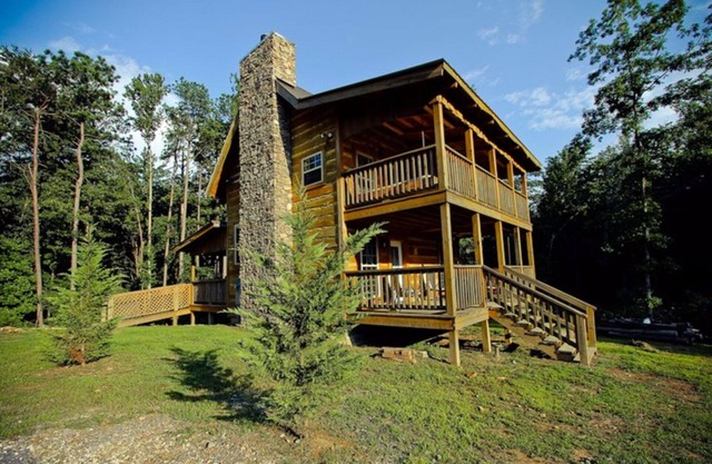 Beautiful Triple-Lofted Lakeside Cabin near Downtown Mentone Sleeps 9