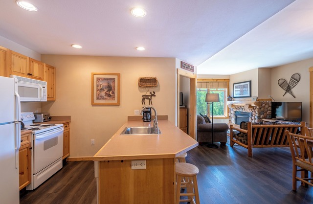 Beautiful Tucker Mountain Lodge 2 bedroom Corner Unit