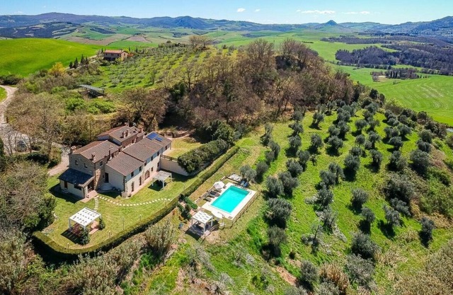 Beautiful Tuscan farmhouse in the Volterra hills. (Volterra 20 mins drive)