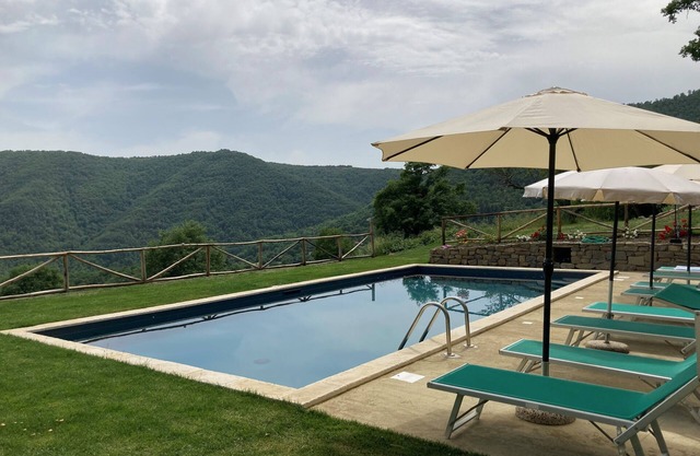 beautiful tuscan villa with pool, ideal for groups