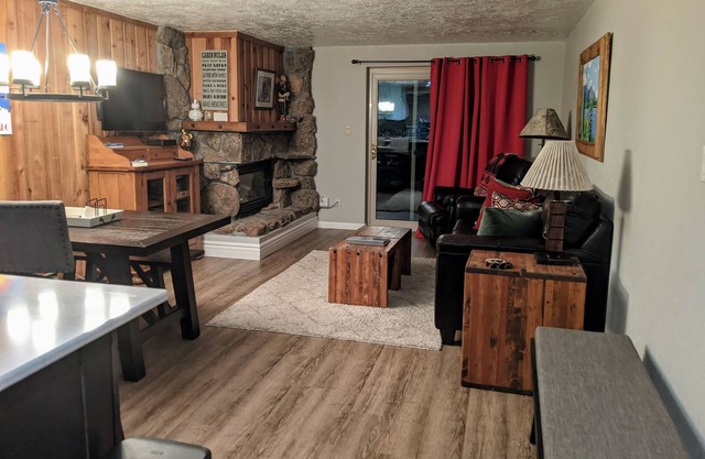 Beautiful two bedroom condo in Winter Park! Pool, hot tub, free transportation.