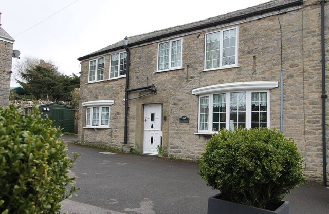 Beautiful Two Bedroom Country Cottage in Castleton Village with Patio & Parking