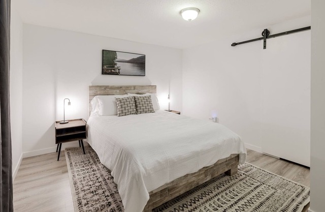 Beautiful Two Bedrooms With Kitchen and Free Parking.