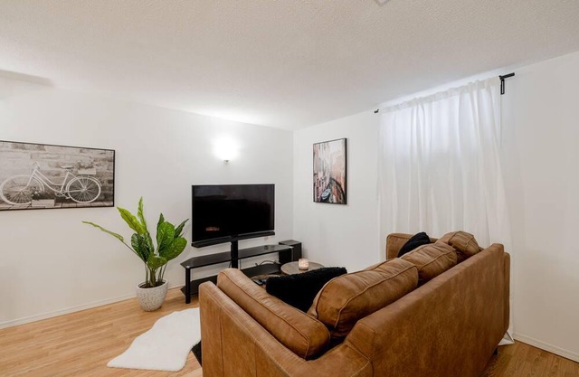 Beautiful Two Bedrooms With Kitchen and Free Parking.