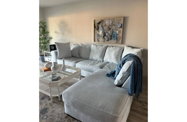 Beautiful two bedrooms two bathrooms 5 minutes to the beach