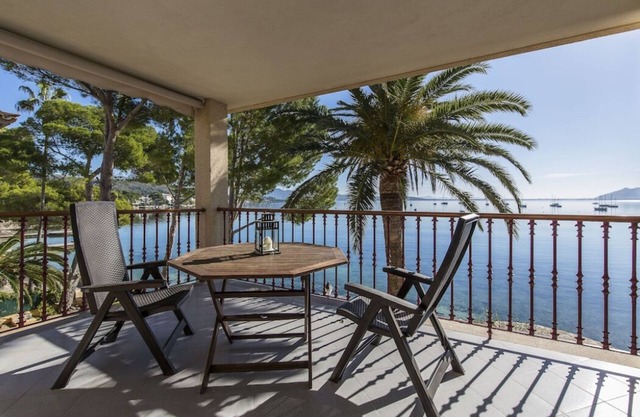 Beautiful two-bedroom apartment on the seafront