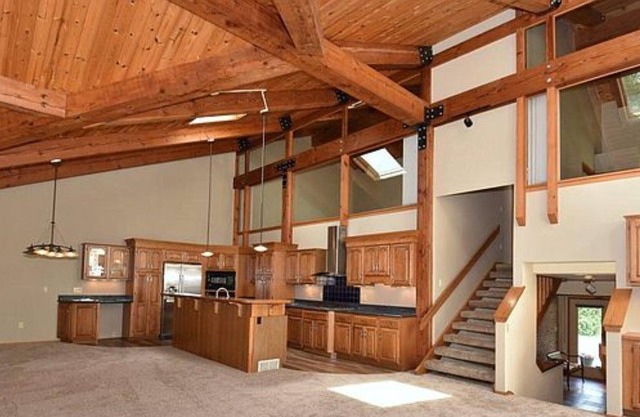 Beautiful unfurnished end condo - monthly rentals only.
