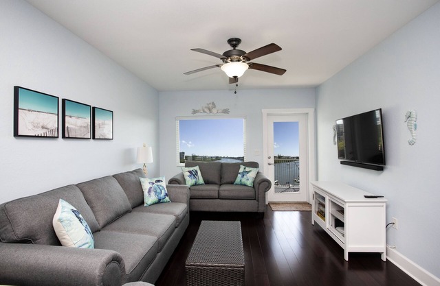 Beautiful Updated Luxury Waterfront Condo 2/2, 4 Waterpark Passes, Steps to Gulf
