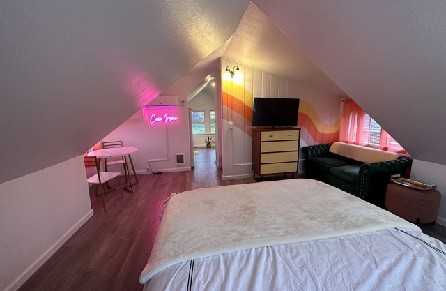 Beautiful Updated Studio With Skyline Views