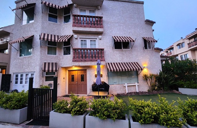 Beautiful, Upscale & Unique Tuscan-Style 3 Story With 1 King Bedroom & 2 Baths.