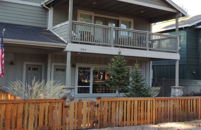 Beautiful upstairs townhouse in the heart of Sisters