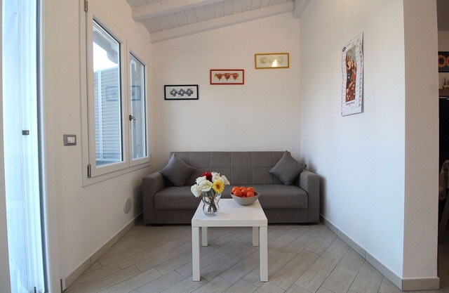 Beautiful villa for 6 guests with A/C, WIFI, TV, terrace, pets allowed and parking