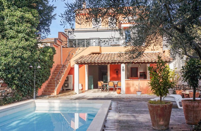 Beautiful vacation home with private pool and pretty fenced garden in St. Chinian in the Hérault, ju
