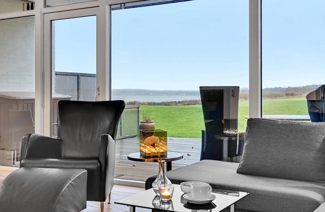 Beautiful vacation apartment directly on the sea.