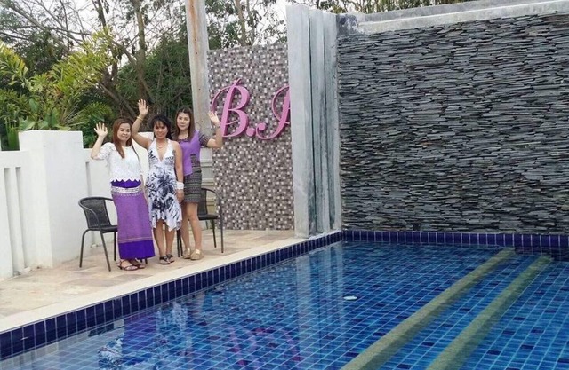 Beautiful vacation home with swimming pool, 3 bed 3 bath 15 min from airport