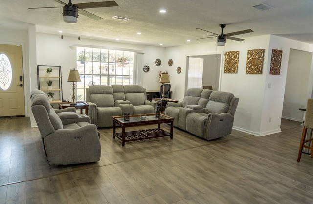 Beautiful vacation Home Near Airport, I10, shopping