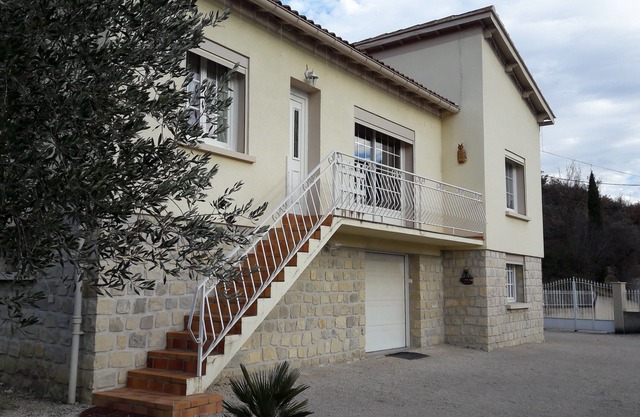 Beautiful very bright house with garden, courtyard and parking closed
