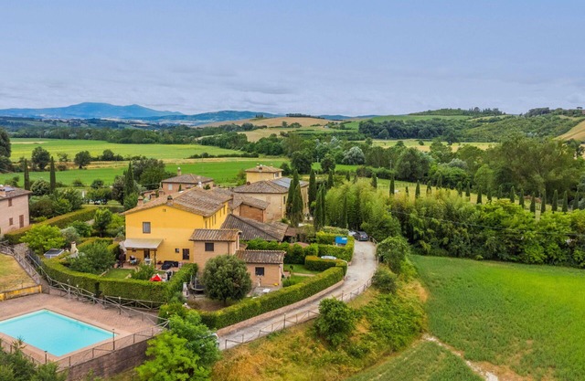 Beautiful villa with WIFI, pool, A/C, TV, patio, pets allowed, panoramic view and parking