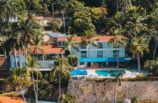 Beautiful Villa Aldila with Direct Beach Access in Acapulco