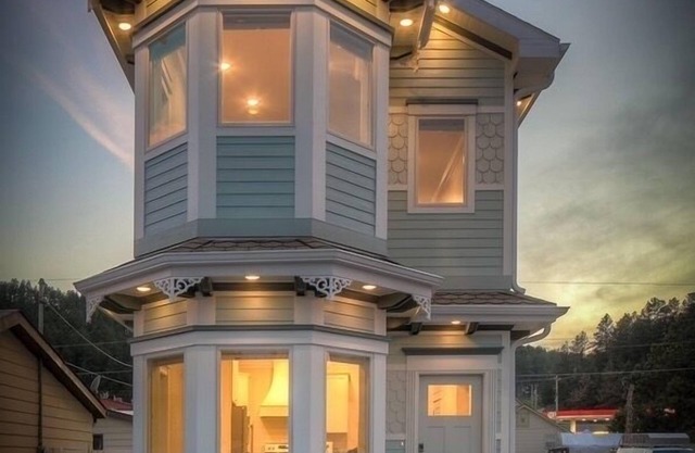 Beautiful Victorian Home/cabin