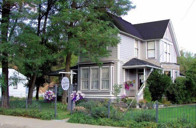 Beautiful Victorian Downtown 4 bedrooms 3 bath sleeps 10 pp for $595