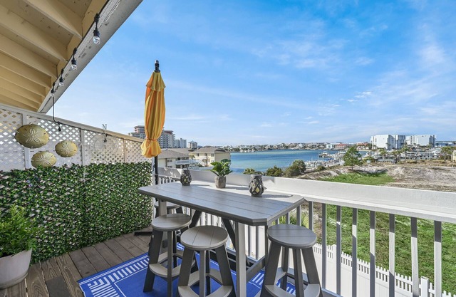 Beautiful View of Destin Harbor Retreat. 1 bedroom/1 bath.