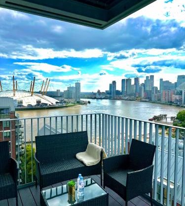 Beautiful view to Canary Wharf , O2 arena , near by London Excel 3-beds