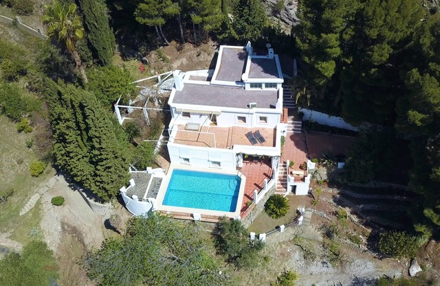 Beautiful views, 8x5 pool, garden and a cozy house. Up to 6 people