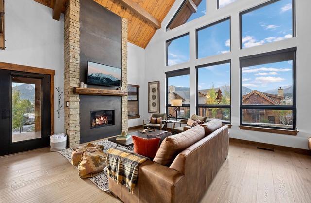 Beautiful Views! Jacuzzi, Indoor/Outdoor Fireplace, Steps to Lake Estes